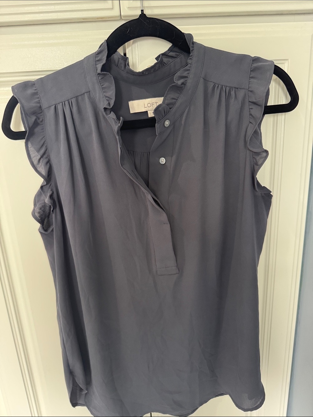 LOFT Sleeveless Ruffle Neck Blouse in Slate Gray sz S EUC